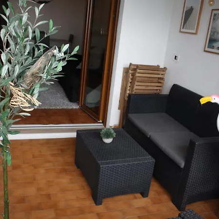 Apiro 11 * Rome
